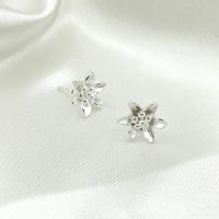 DSP ต่างหูเงินแท้ดอกกาสะลอง ต่างหูเงินดอกไม้ ต่างหูเงินแท้ 925: DSP 925 Sterling Silver Earing [ESPB0612]