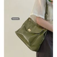 Versatile large-capacity bag for women summer 2023 new trendy Korean version tote bag niche chain crossbody bag commuter bag 【JYUE】