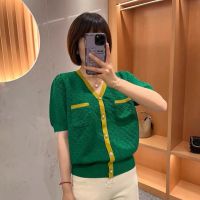 ? A E SHOP ใหม่!!44136#  สินค้าพร้อมส่ง!? เสื้อยืด   เสื้อยืดไหมพรมกรถดุมหน้า เสื้อยืดผู้หญิงแขนสั้นคอวีแนวน่ารักๆ  เสื้อไหมพรมสไตล์เกาห