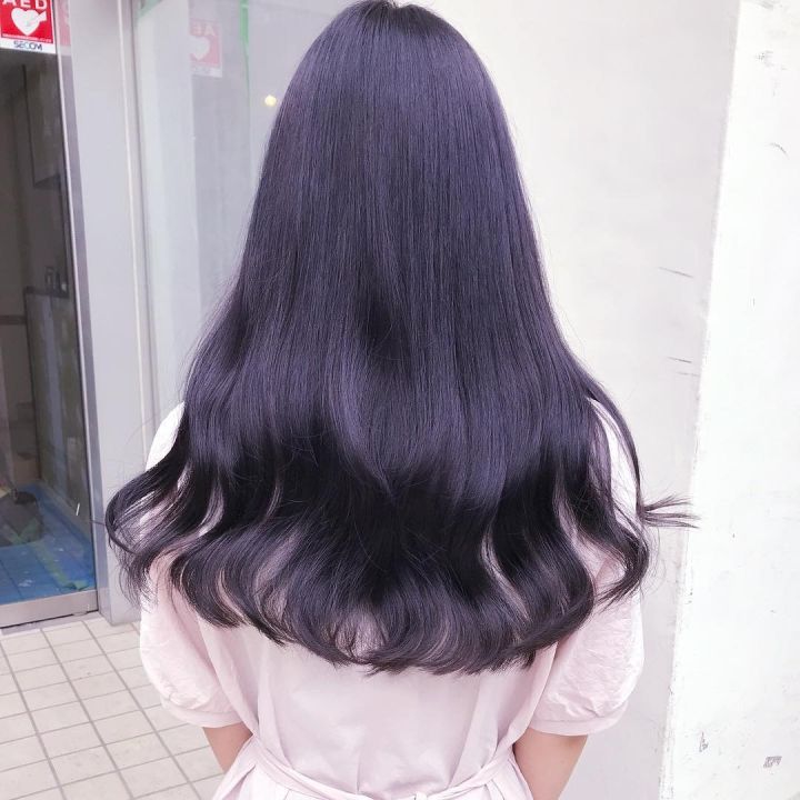 Have you ever thought about dyeing your own hair black and purple? With the right techniques, it\'s easier than you might think! Check out this incredible DIY black and purple ombre look - the stunning shades blend together flawlessly to create an awe-inspiring and daring hairstyle that you\'re sure to love.