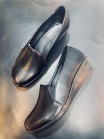 รองเท้าหนังสีดำ หญิง#รองเท้าหุ้มส้นสีดำ ใส่ทำงาน น้ำหนักเบาใส่สบาย เดินได้นานไม่เมื่อยเท้า หนังนิ่ม ไม่กัดเท้า หัวกว้าง  สูง 1.5นิ้ว
