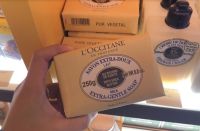 Loccitane Shea Milk Extra Gentle Soap สบู่อาบน้ำ ผิวกาย ที่สามารถใช้ได้ทั้งเด็กและผุ้ใหญ่ ทำให้ผิวเนียนนุ่ม ชุ่มชื่น ไม่แห้งกร้าน