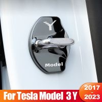 [HOT HUIQKKJKUIO 556] สำหรับ Tesla รุ่น3 Y 2017- 2020 2021 2022 2023ล็อคประตูรถยนต์หัวเข็มขัดแผ่นครอบป้องกันสนิมสติกเกอร์อุปกรณ์ Model3สามชิ้น