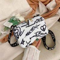 【cw】 Graffiti Shouder Wide Fashion Pures and Crossbody Women  39;s 2023 Trend