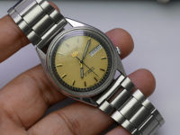 นาฬิกา Vintage มือสองญี่ปุ่น Seiko 5 Five ระบบ Automatic Day Date 6319 6090 ผู้ชาย ทรงกลม กรอบเงิน หน้าสีเหลือง หน้าปัด 34มม. สายสแตนเลสใช้งานได้ปกติ สภาพดี ของแท้ ไม่กันน้ำ