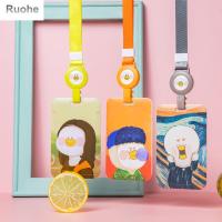 RUOHE เคสโรงเรียนเด็กผู้หญิงนามบัตรจิตรกรรมภาพการ์ตูนนักเรียนแบบดึงที่ใส่บัตรป้ายแขวนเชือกแบบกระเป๋าเก็บบัตรฝาครอบป้องกันบัตรโดยสารรถประจำทาง