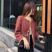 ☎ เสื้อโค้ทกลิ่นหอมขนาดเล็กสีแดงของผู้หญิงเสื้อเบลเซอร์ผู้หญิงผ้าทวีดทันสมัยแฟชั่นเข้ากับทุกชุดสไตล์ฮ่องกงใหม่