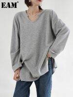 [EAM] Women Gray White Slit Brief Big Size Casual T-shirt New V-Neck Long Sleeve Fashion Tide Spring Autumn 2023 1DF5067