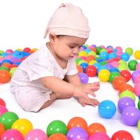 JE Bola De Plástickio Macio Colorido Para Bebê E Criança Brinquedo Engraçado Diversao Ar Livre Esportes Estresse Para Para Begua Do Oceano 50/100ชิ้น