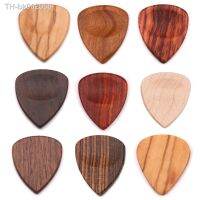 ✑۞❈ Wood Acoustic Guitar Picks Plectrums Red Black Sandalwood Rosewood Maple Olive Heart Shape Basses Parts Accessories Plectrums