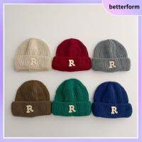 BETTERFORM สีทึบทึบ หมวกหนาอบอุ่น R Letter กันลม หมวกถักนิตติ้ง ลำลองแบบสบายๆ นุ่มนุ่มๆ หมวกสำหรับฤดูใบไม้ร่วง เด็กสำหรับเด็ก