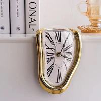 นาฬิกาสไตล์ Salvador Dali เซอร์เรียลแบบนาฬิกาแขวนผนังตัวเลขโรมันบิดเกลียวนาฬิกาอุปกรณ์เสริมในบ้านผนังบิดเบี้ยวละลายเป็นของขวัญ