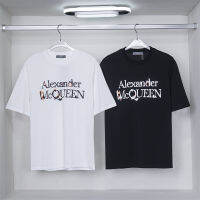 [ผ้าฝ้าย100%/ในสต็อก] Alexander Mcqueens อินเทรนด์เสื้อยืดแขนสั้นผู้ชาย2023สไตล์ใหม่ฤดูร้อนแขนสั้นหลวมเสื้อยืดระบายอากาศ