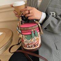 Internet celebrity bags 2023 new crossbody bag for women bear shoulder bucket hand-held fashionable versatile cylindrical