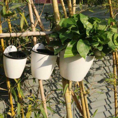 [Like Activities] Self Watering Solid ColorPot Wall Hanging Resin Planter ทนทานสำหรับระเบียงสวนพร้อมตะขอ