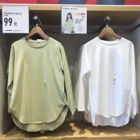 Uniqlo เสื้อยืดชายเสื้อโค้งผ้าฝ้ายของเด็กผู้หญิงสำหรับฤดูใบไม้ผลิห้องลองเสื้อเสื้อยืดแขนยาวผ่าข้างสีแดงเสื้อยาวปิดถึงก้น436018ใหม่