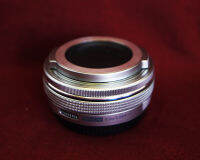 Olympus LC-37C ฝาครอบเลนส์แบบเปิด/ปิดอัตโนมัติ ฝาครอบเลนส์เปิด/ปิดอัตโนมัติสำหรับเลนส์ M.Zuiko Digital ED 14-42mm F3.5-5.6 EZ ด้วยความสามารถในการเปิด/ปิดได้ตามการเปิด/ปิดกล้องแบบอัตโนมัติ คุณจึงไม่จำเป็นต้องใส่/ถอดฝาครอบเลนส์ด้วยตัวเอง ทำให้คุณเริ่มการถ่า