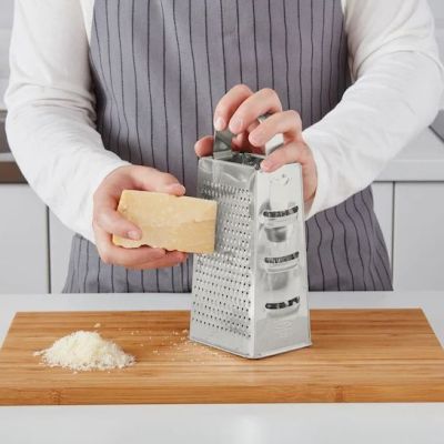 cheese grater ที่ขูดชีสสแตนเลส ฐานกว้างจับถนัดมือ ขนาด 12x10x20 cm., 26x 12x3 cm. ล้างในเครื่องล้างจานได้