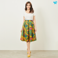 Woman Firework Skirt กระโปรงลายดอกดาหลาจีบทวิสต์รอบตัว สวมใส่ด้วยซิปด้านหลัง ยางยืดช่วงเอวซ้ายและขวา จากผ้า Light Cotton 100% สัมผัสนุ่มใส่สบาย