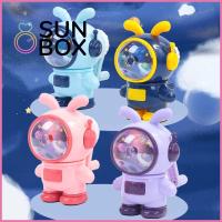 SUN BOX สร้างสรรค์และสร้างสรรค์ เครื่องมือเครื่องกลข้อเหวี่ยงด้วยมือ การ์ตูนลายการ์ตูน น่ารักน่ารักๆ กบเหลาดินสอรูปกระต่ายอวกาศ ปรับเกียร์สามได้ เครื่องเหลาดินสออัตโนมัติ อุปกรณ์การเรียนสำหรับโรงเรียน