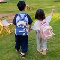 2023 School Bag ลายพิมพ์ตุ๊กตาหมียอดนิยมสำหรับนักเรียนอนุบาลและประถม มีตุ๊กตา