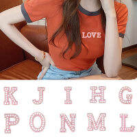 Lof 1PC เครื่องแต่งกายเครื่องประดับตัวอักษรภาษาอังกฤษสีชมพูด้านล่าง Pearl Letter Applique สำหรับเสื้อผ้า Patches Rhinestone DIY Stripe Badge เย็บบน Patches