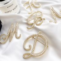 2020 Korea Fashion Vintage Pearl Letter Brooches Pins Metal Gold Color Women Sweater Suit Brooch Party Jewelry Accessories