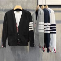 เสื้อสเวตเตอร์ถัก Thom Browne 2022ผู้ชายเทรนด์ใหม่บุคลิกฤดูใบไม้ร่วงและฤดูหนาวหล่อเสื้อกันหนาวแบบถักนำเข้ามาใหม่