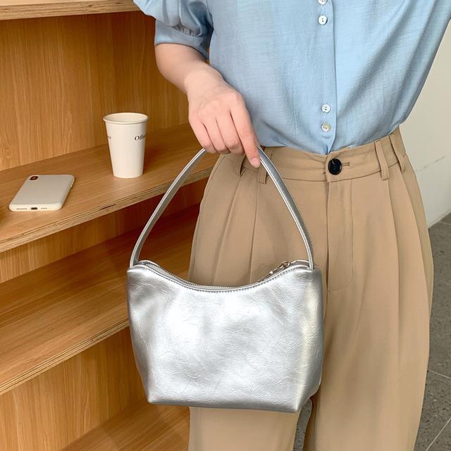 2022ใหม่กระเป๋าสตรีกระเป๋าถือใบเล็กถังเกาหลีกระเป๋าสะพายไหล่สตรีสีเงิน