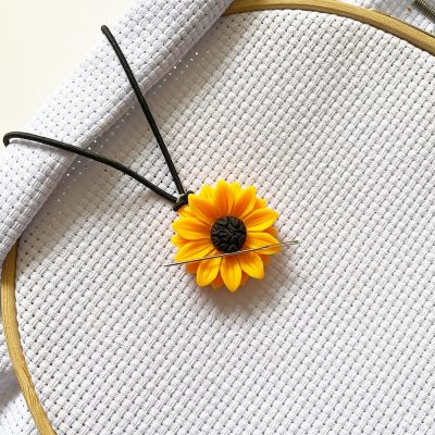 Magnetic Needle Minder Keeper for Extra Fabric Cute Sunflower Needle Nanny Magnet for Embroidery Cross Stitch Needlework Needlework