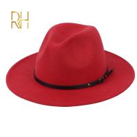 สีดำสีแดงเย็บปะติดปะต่อกันทำด้วยผ้าขนสัตว์รู้สึกแจ๊ส Fedora หมวกเข็มขัดหัวเข็มขัดตกแต่งสตรี U nisex ปีกกว้างปานามา trilby คาวบอยหมวก sunhat. เอชอาร์เอช