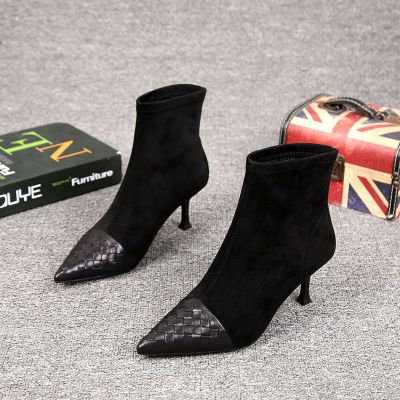 Kissy Barbie【Free Shipping ส่งฟรี】 สถานียุโรปรองเท้าส้นสูงผู้หญิง stiletto ชี้นิ้วเท้าแฟชั่นฤดูใบไม้ร่วง / ฤดูหนาว 2023 ใหม่เย็บปะติดปะต่อรองเท้ายืดรองเท้าบูทผอม
