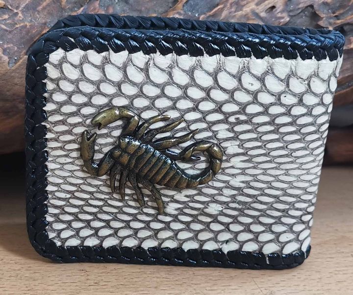 ร้านอันดับ1-ขายเครื่องหนังในลาซาด้า-ต้องที่ร้าน-youlovestore-สีธรรมชาติ-กระเป๋าใบนี้เป็นหนังเห่าดง-มาพร้อมกับแมลงป่อง