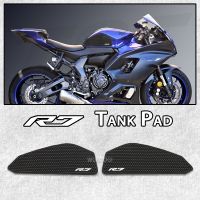 ✖☎แผ่นถังน้ำมัน R7สำหรับ Yamaha YZF R7 YZFR7 2021 2022แผ่นถังแก๊สใหม่แผ่นสติ๊กเกอร์ป้องกันแผ่นกันกระแทกถังที่ยึดเข่ารูปลอกกันลื่น