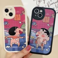 สำหรับ เคส iPhone 14 13 12 XR X XS 7 8 6 6S SE3 SE2 7Plus ปลอกการ์ตูนน่ารัก การ์ตูนคู่รักดินสอสีชินจัง กล้องป้องกันเลนส์ซิลิ