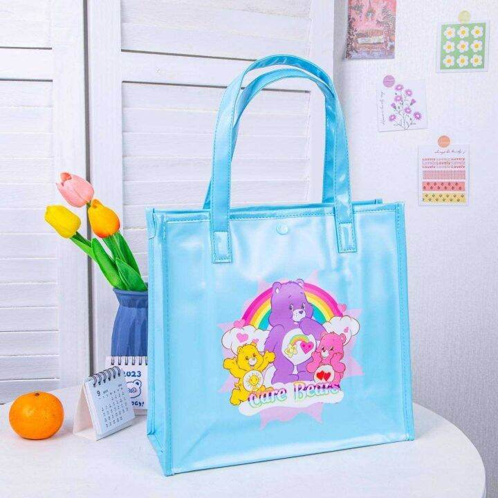 carebear-กระเป๋าใบเล็ก-มีทั้งหมด-4-สี-ลาย-full-print-งาน-pvc-พลาสติกหนา-กันน้ำ-มีกระดุมติดปากกระเป๋า-ขนาด-27-27-10-cm