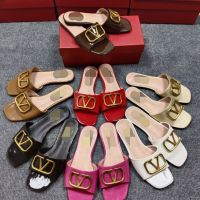 2023 ValentinoˉSummer New V-Button Trendy Flat Bottom Casual Buckle Metal Decorative Slippers