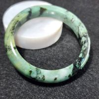 (J69) กำไลหยก พม่าแท้ Jadeite Type A 100% ไซส์ 55.7 mm. หยกสีธรรมชาติ ไม่ผ่านการปรับปรุงใดๆทั้งสิ้น