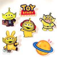 Disney Toy Story Alien acrylic Pins Funny Bag Brooch Lapel Badge Cartoon Science Fiction Jewelry Gift for Kids Friends Fashion Brooches Pins