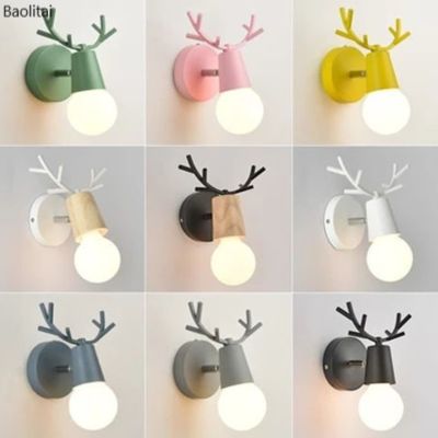 LED Antlers โคมไฟติดผนังไม้ที่มีสีสัน Nordic Vintage Modern Loft ห้องเด็กห้องนอนห้องนั่งเล่นข้างเตียงบันได Home Lights *