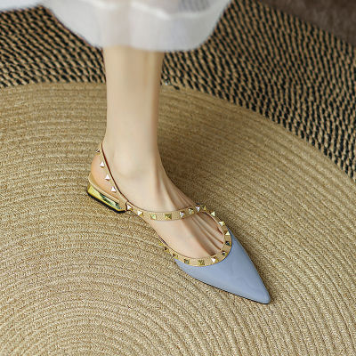 2023รองเท้าผู้หญิงหนังเคลือบเงาอเนกประสงค์ส้นแบนปลายแหลมปักหมุดย้ำสำหรับฤดูร้อนรองเท้าแตะ Baotou