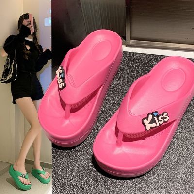 ☏✑ 2023 รองเท้าแตะสไตล์ใหม่ผู้หญิงเกาหลีฤดูร้อนรุ่น ins หนาพื้นเพิ่มความสูงรองเท้าแตะบ้านผู้หญิงสวมใส่ด้านนอก-SH60844