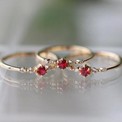 Xfashion แหวนทับทิมชุบทอง18K สำหรับผู้หญิงแหวนหมั้นแฟชั่นยุโรปและอเมริกา