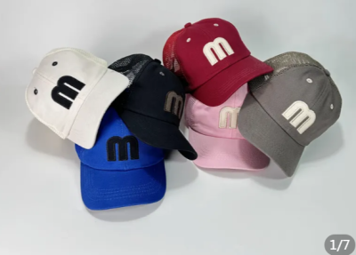 2023ฤดูร้อนแฟชั่นใหม่ล่าสุดหมวกมีตัวอักษร M ระบายอากาศได้ดีสำหรับหมวกสำหรับเด็กฤดูร้อนหมวกเบสบอลเด็กเกาหลีเทรนด์หมวกแบบตาข่าย