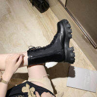 TSC027 Dr. Martens รองเท้าบูทผู้หญิงสไตล์อังกฤษฤดูใบไม้ผลิและรองเท้าบูทฤดูใบไม้ร่วง All-Match ยกด้านล่างกลางลูกวัว Skinny รองเท้าอินเทอร์เน็ต Celebrity 2021ใหม่ Booties