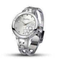 Fancyqube นาฬิกาข้อมือผู้หญิง สไตส์กำไลข้อมือ ลวดลายเก๋ๆ Four Leaf Dial  บนหน้าปัด รุ่น FQ1893