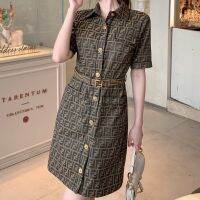 เครื่องแต่งกายสายตายาวตามอายุ2022ฤดูร้อน,สินค้าใหม่สำหรับกระโปรงลายตัวอักษรหลังคอโปโลเข็มขัดรัดเอวมีตัวอักษรลดอายุ