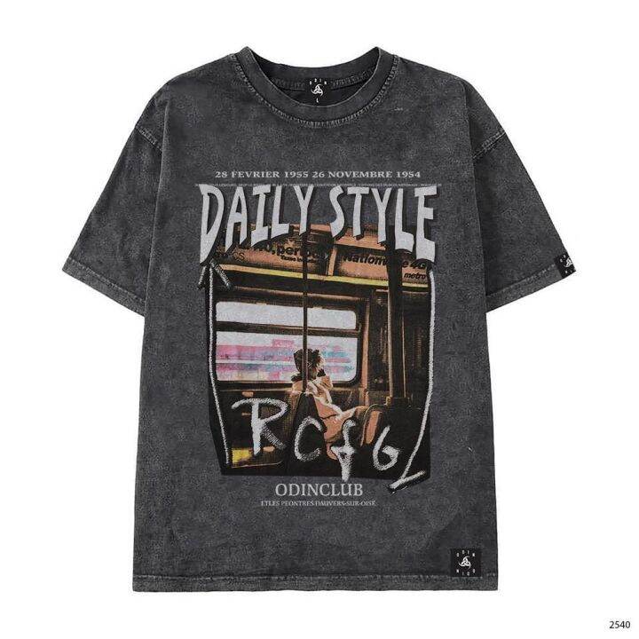 Grunge fashion – where Pre-washed tee denim was synonymous with youth rebellion and authenticity.