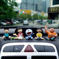 [Toy City] เครื่องประดับรถน่ารักอะนิเมะรุ่นโดราเอมอนแอ็คชั่น Nobita Nobi นอนอัตโนมัติตกแต่งภายในอุปกรณ์ตุ๊กตาของขวัญของเล่น