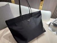 มาใหม่ PD กระเป๋ากันน้ำ/กระเป๋าสะพาย /Prada กระเป๋าช้อปปิ้ง38x32x15.5cm ขนาดใหญ่